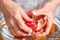 How to Remove Pomegranate Seeds Quickly and Cleanly