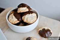Chocolate-Dipped Peanut Butter Meringue Cookies Recipe