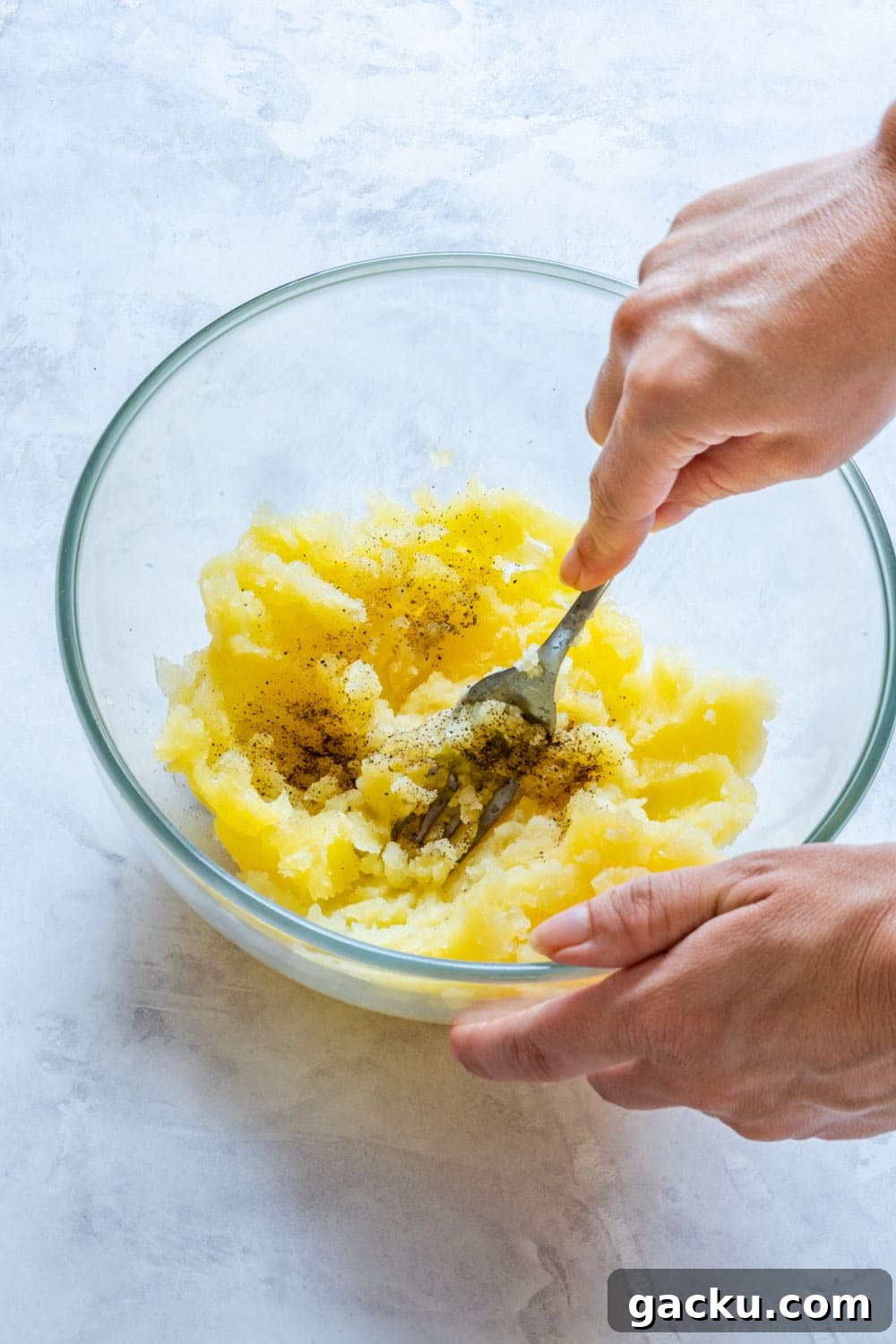 Ultimate Twice-Baked Potatoes Recipe for Crispy, Cheesy Potatoes 5 Potato flesh, salt and pepper in the mixing bowl.